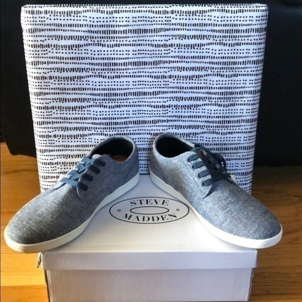 New Steve Madden
Foxxer Sneaker Navy